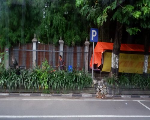 Berjalan santai melintasi trotoar kota